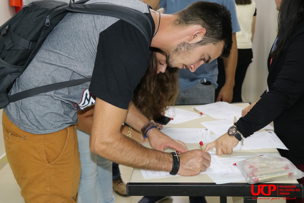 Calouros e veteranos participam de aula inaugural na FAMAP Confira